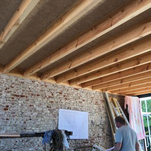 ouvrier dans une maison en chantier